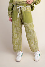 Load image into Gallery viewer, Matcha Bandana Print Pant
