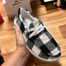Load image into Gallery viewer, Riley Plaid Lined Shoe
